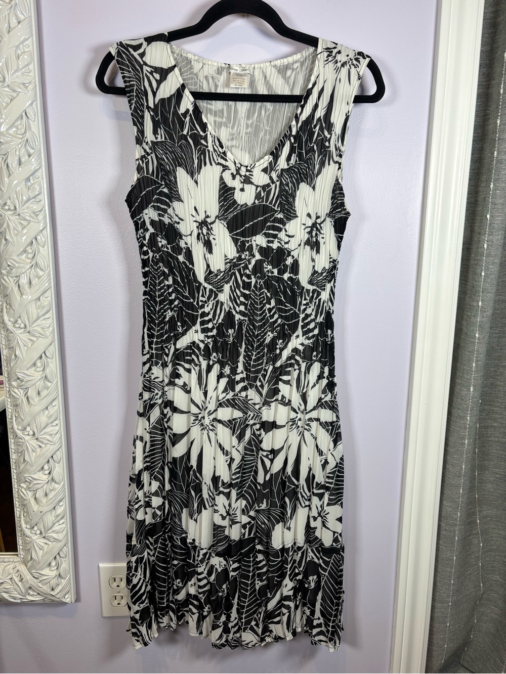 Alison Sheri Sleeveless Black & White Floral Pleated Stretch Summer Dress Size M